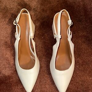 White pointed shoes